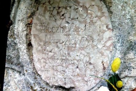 Napis wykuty w kamieniu